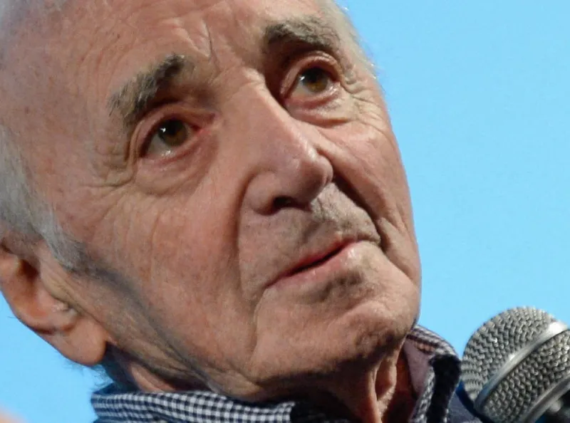 Charles Aznavour L un des ses plus gros morceaux revisites par deux stars de la chanson francaise