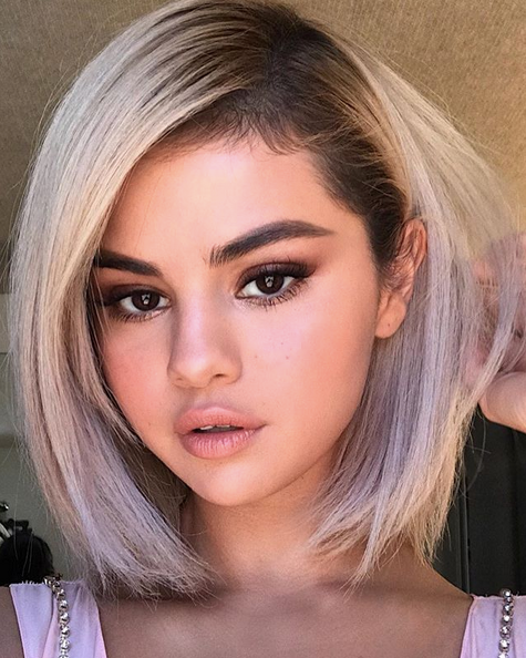 Selena Gomez Carré Plongeant Blond Polaire Et Maquillage