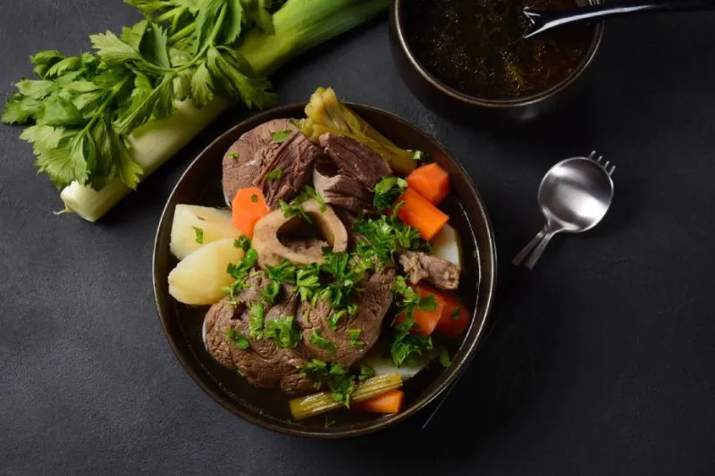 With Philippe Etchebest and his recipe for the traditional pot-au-feu, make way for a winter full of comfort!