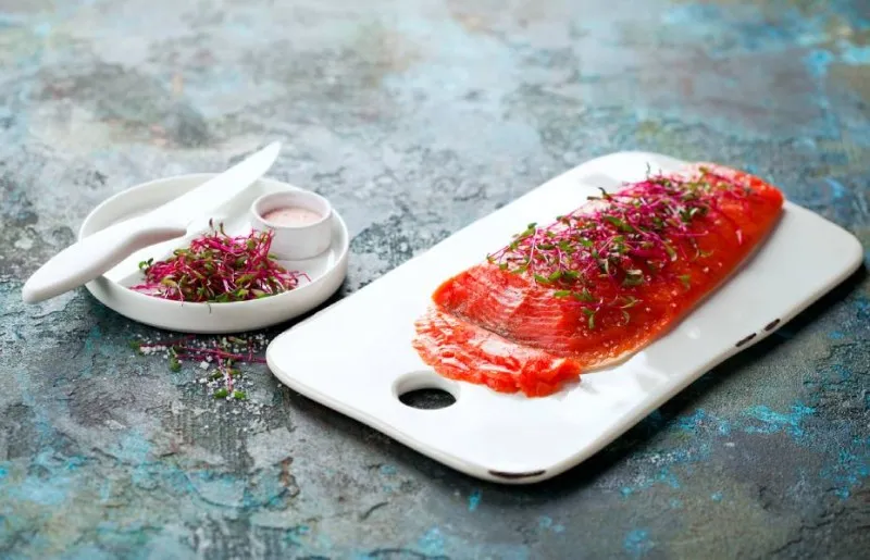 Cyril Lignac : Recette et astuces pour un saumon gravlax réussi, ce plat tendance et accessible !