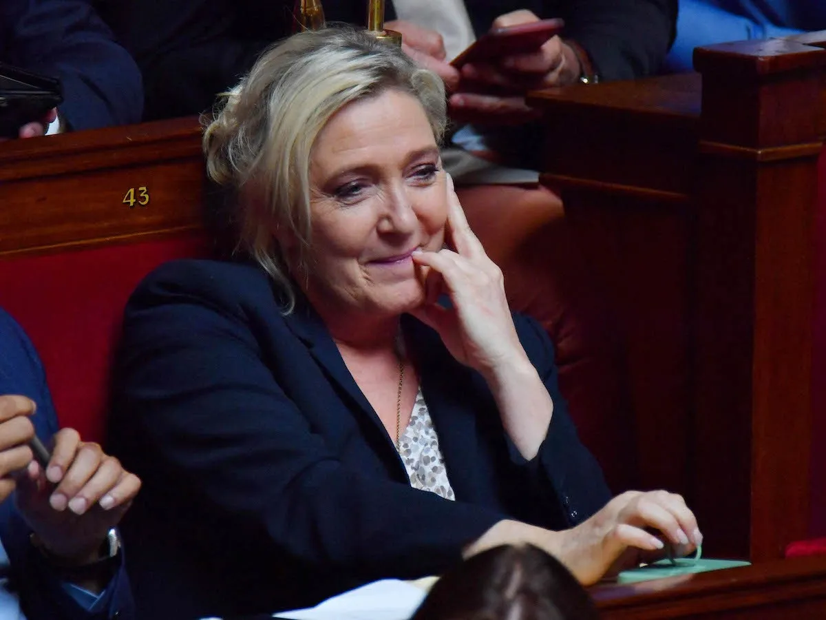 conjunctie zuiverheid Meer Marine Le Pen à la piscine : du maillot trempé et des fous rires, les  photos qui surprennent !