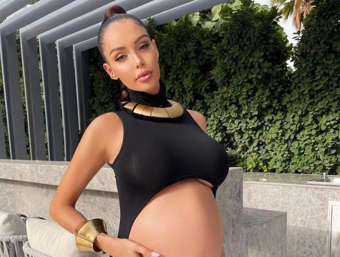Nabilla Benattia enceinte : pour son arrivée à Cannes, la future maman mise sur une robe très transparente