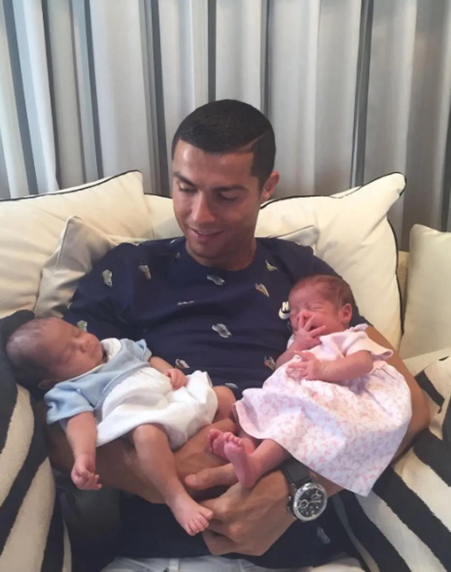 Photos : Cristiano Ronaldo pose pour la première fois avec ses trois enfants