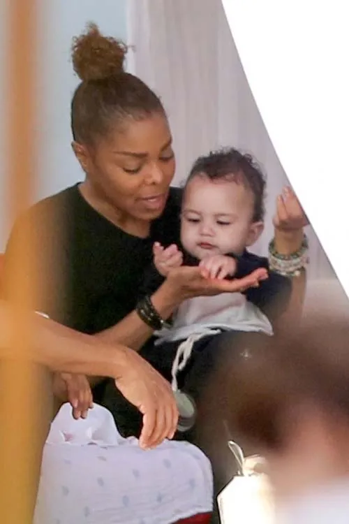 Janet Jackson souhaite à son fils Eissa Al Mana un joyeux cinquième anniversaire dans une douce publication Instagram: "Je vous souhaite une vie pleine de moments magiques"  Photos-Janet-Jackson-et-son-fils-Eissa-les-images-rares