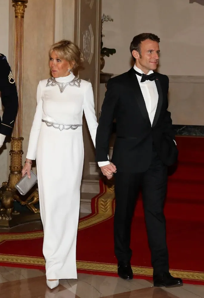 Brigitte Macron aux États-Unis : sa robe blanche fendue sur le côté fait  perdre la tête à Emmanuel Macron !
