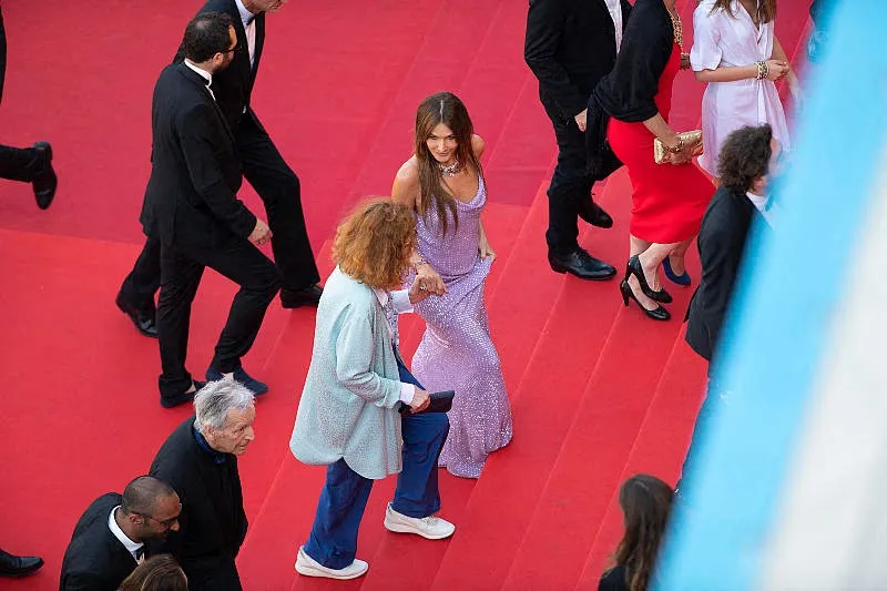 Festival de Cannes : Carla Bruni vole la vedette aux influenceuses sur le tapis rouge dans une sublime robe lilas !